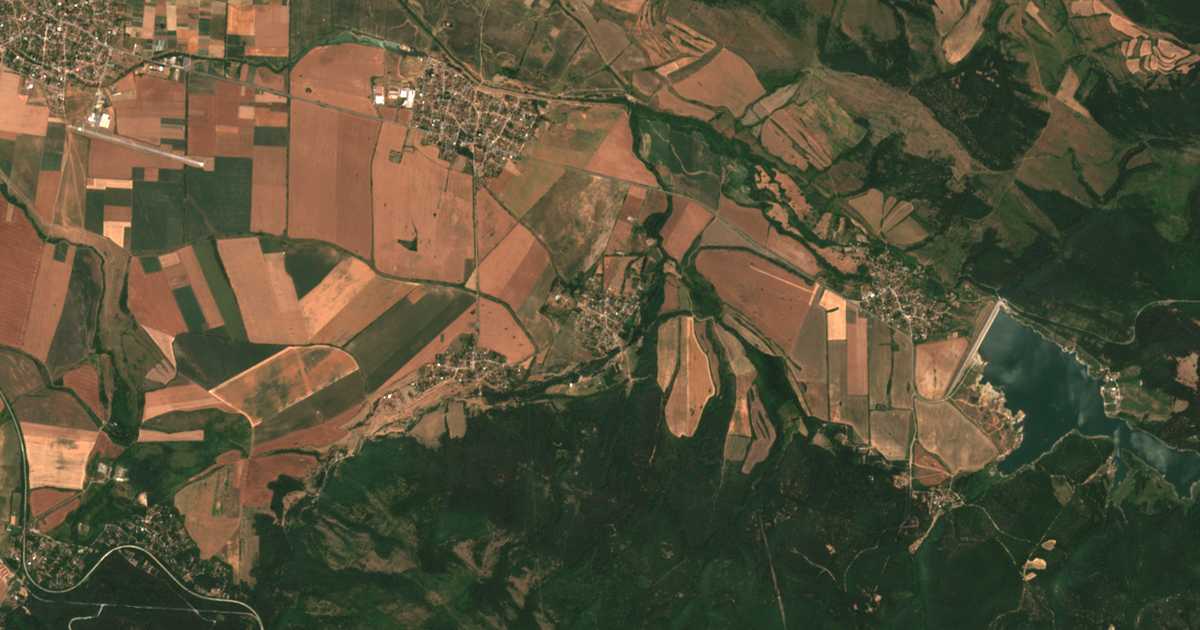 Satelitska karta: Karapolci