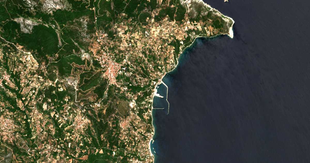 Satelitska karta: Paralía Kýmis
