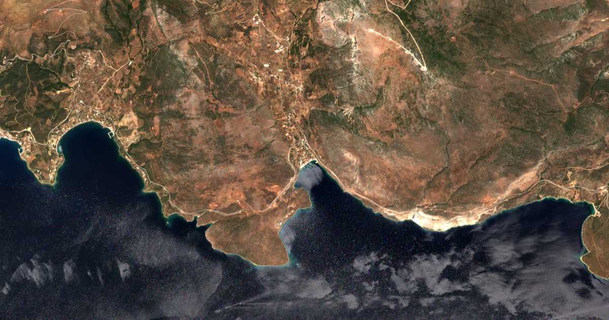 Satelitska karta: Paralía Agíon Pánton