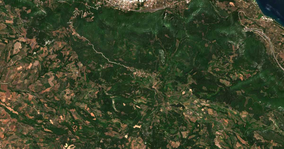 Satelitska karta: Karyá