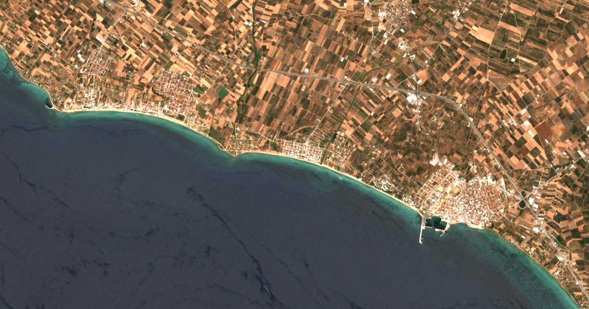 Satelitska karta: Paralía Dionysíou