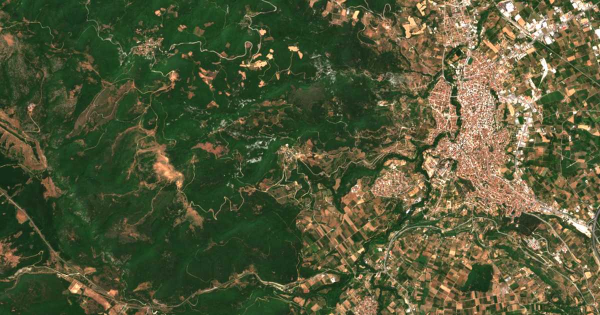Satelitska karta: Komníneion