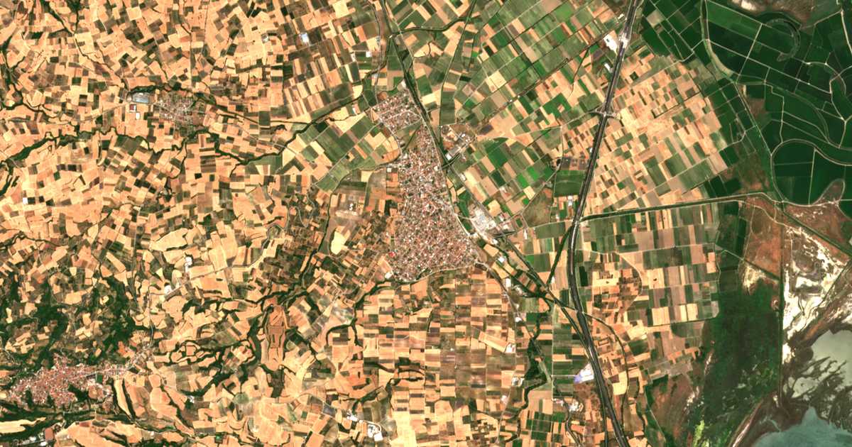 Satelitska karta: Aigínion