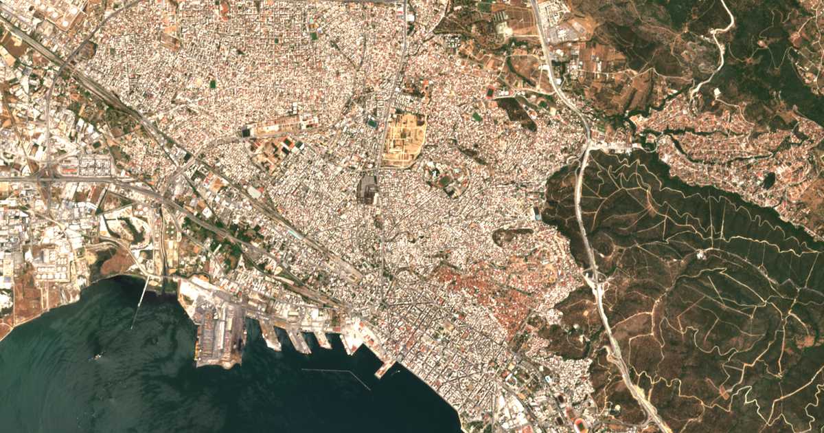 Satelitska karta: Neápolis