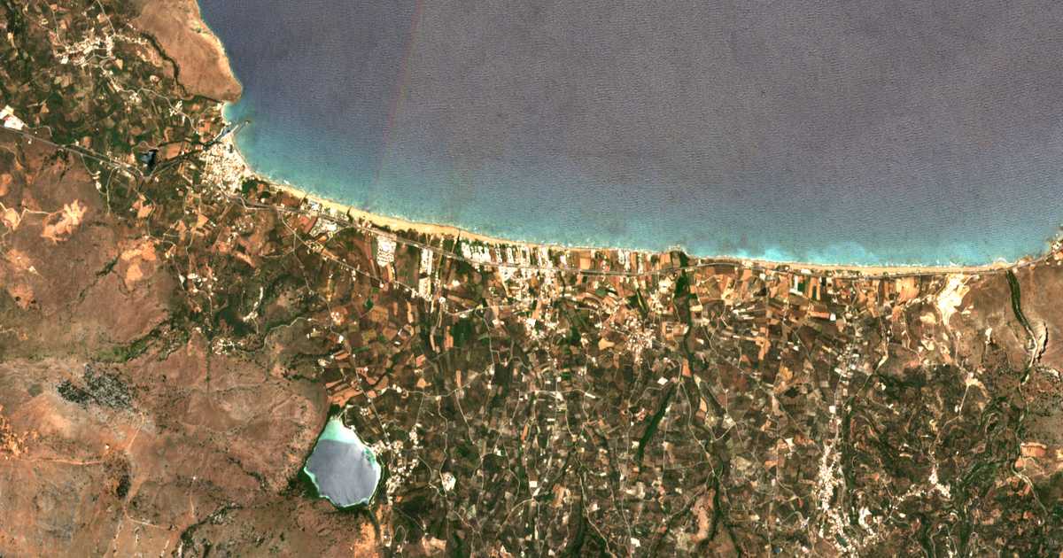Satelitska karta: Paralía Kourná