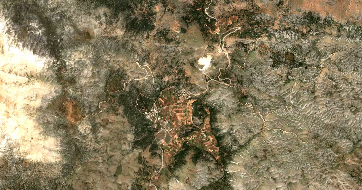 Satelitska karta: Karés