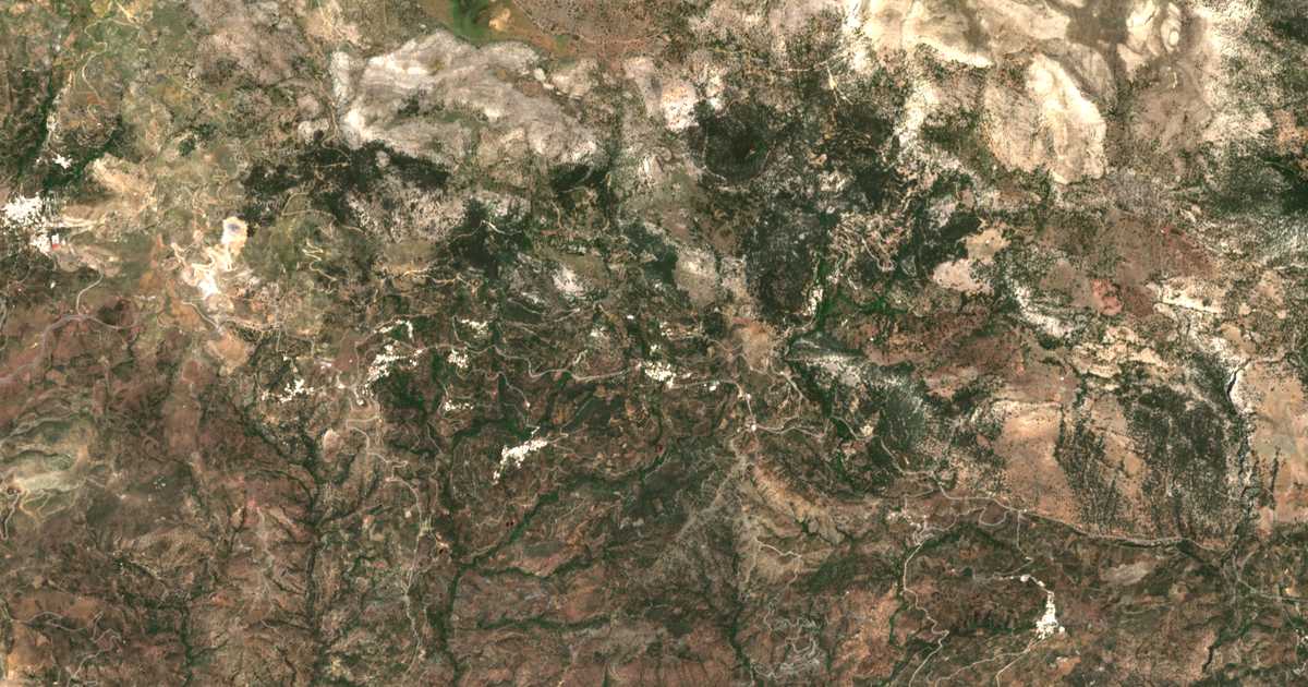 Satelitska karta: Péfkos