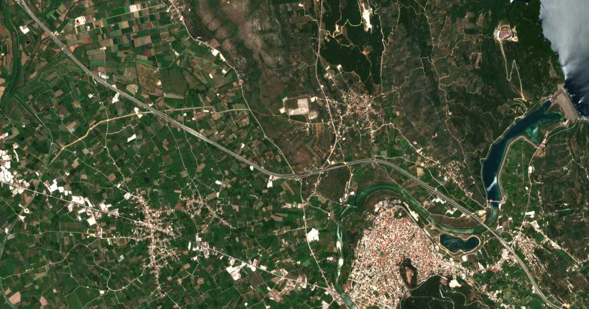 Satelitska karta: Skamniá