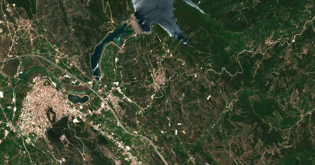 Satelitska karta: Péta