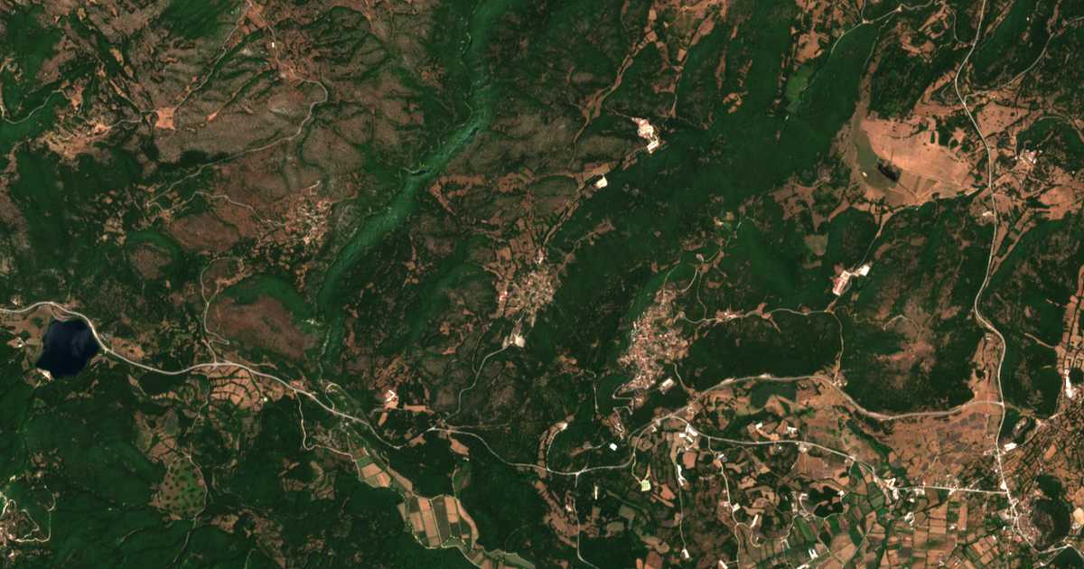 Satelitska karta: Káto Ravénia