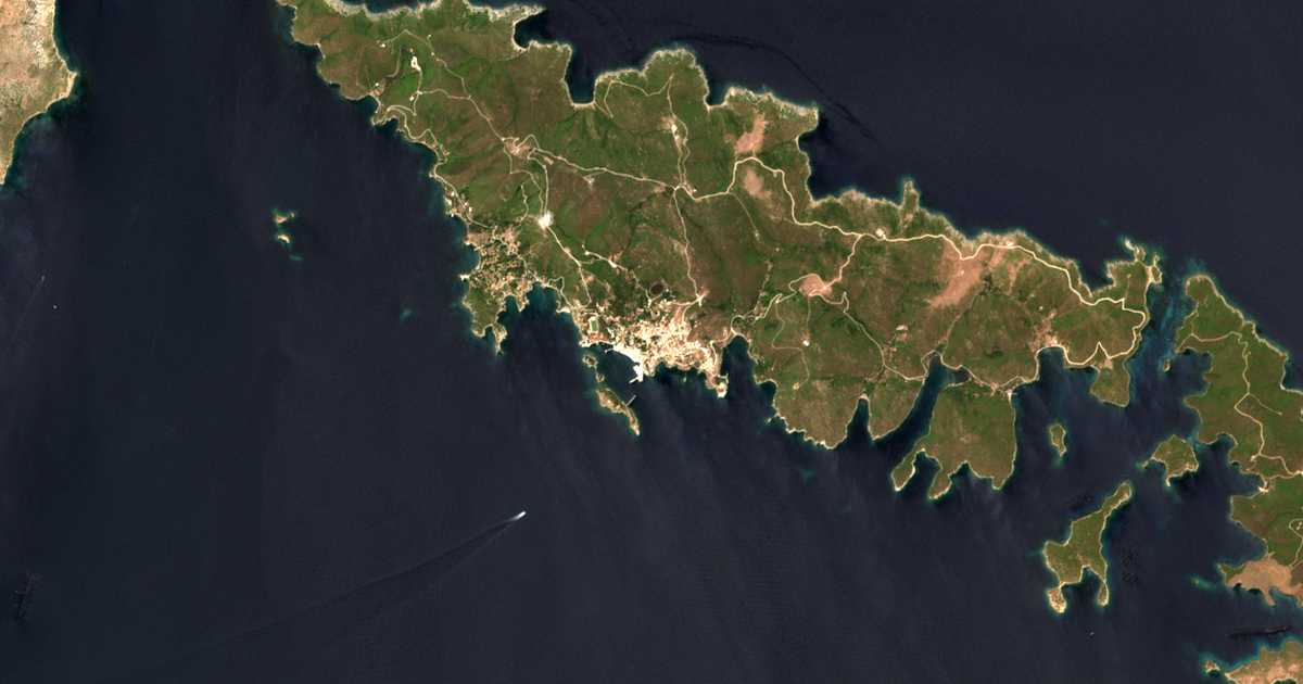 Satelitska karta: Oinoússai