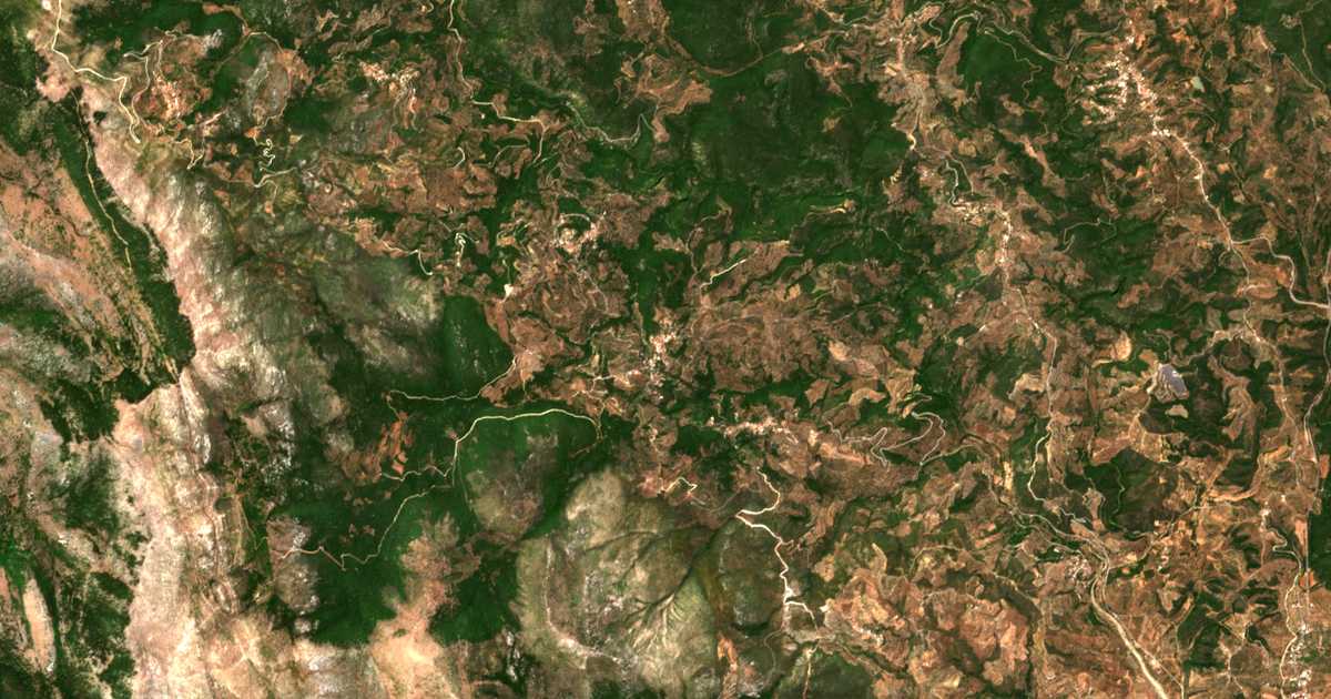 Satelitska karta: Kókkina Louriá
