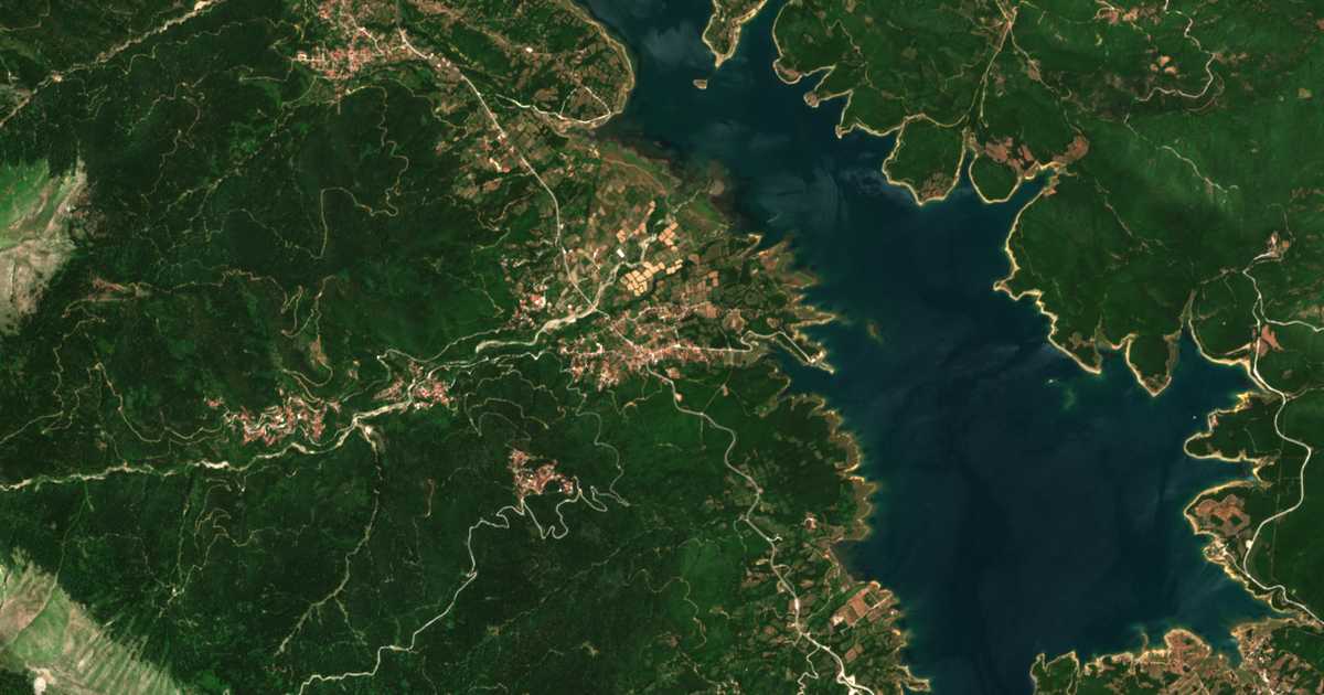 Satelitska karta: Kalývia