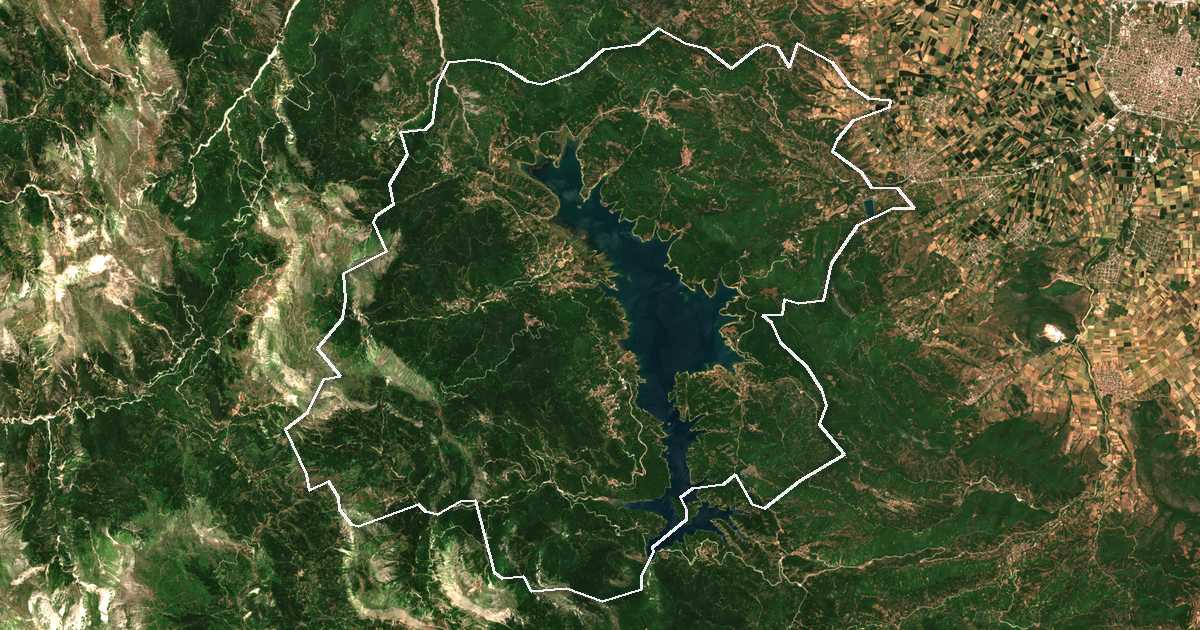 Satelitska snimka s ucrtanom granicom: Dímos Límnis Plastíra