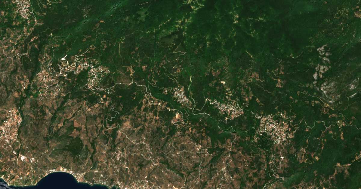 Satelitska karta: Pinakátes