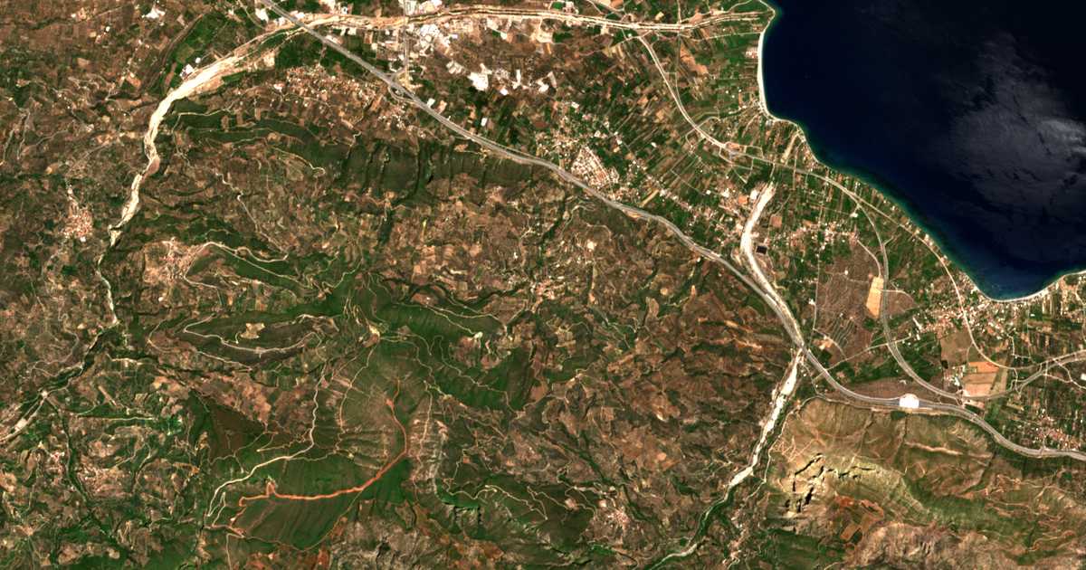 Satelitska karta: Kerýneia