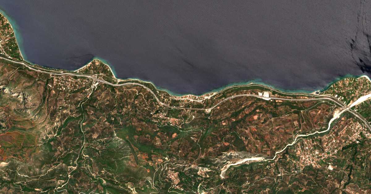 Satelitska karta: Paralía Platánou