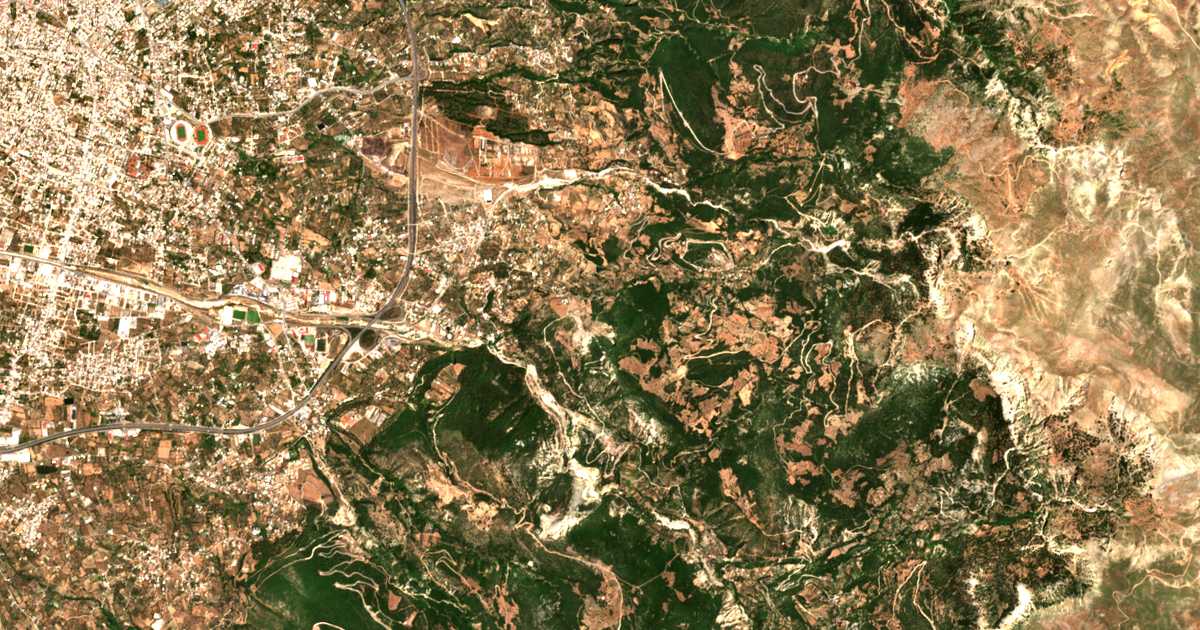 Satelitska karta: Karyá