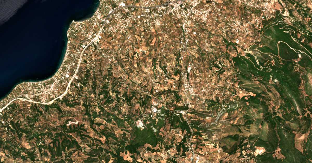 Satelitska karta: Théa