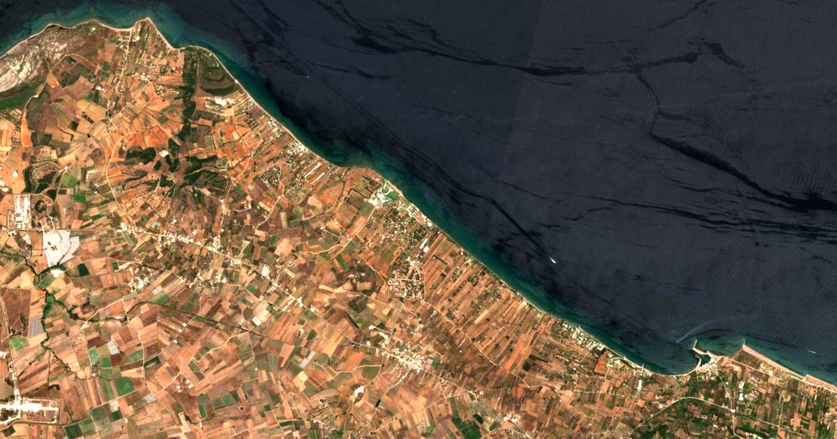 Satelitska karta: Paralía Kalamakíou