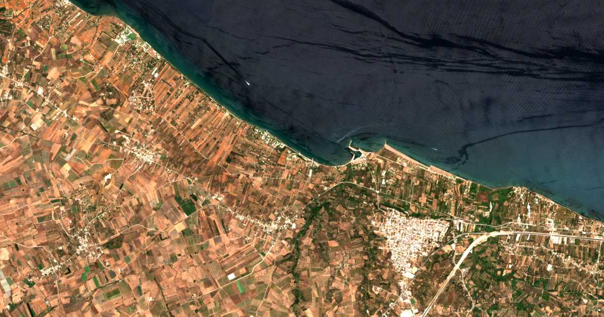 Satelitska karta: Paralía Niforaiíkon