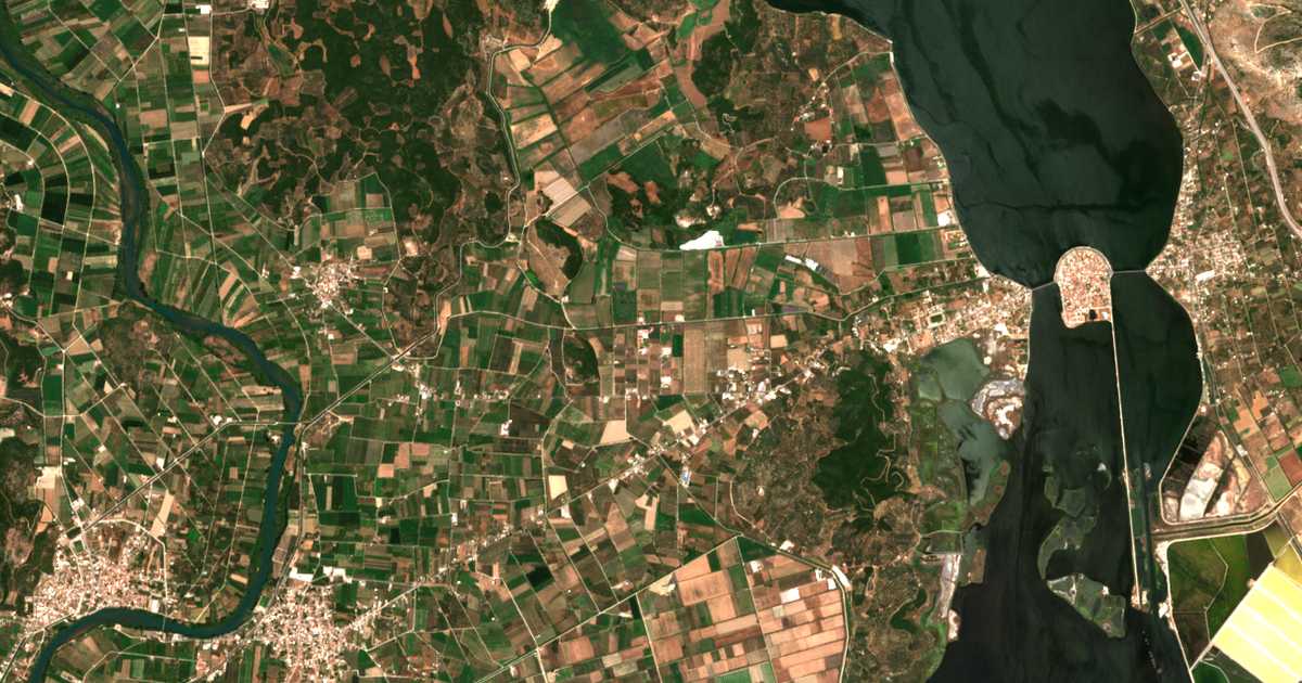 Satelitska karta: Boúza