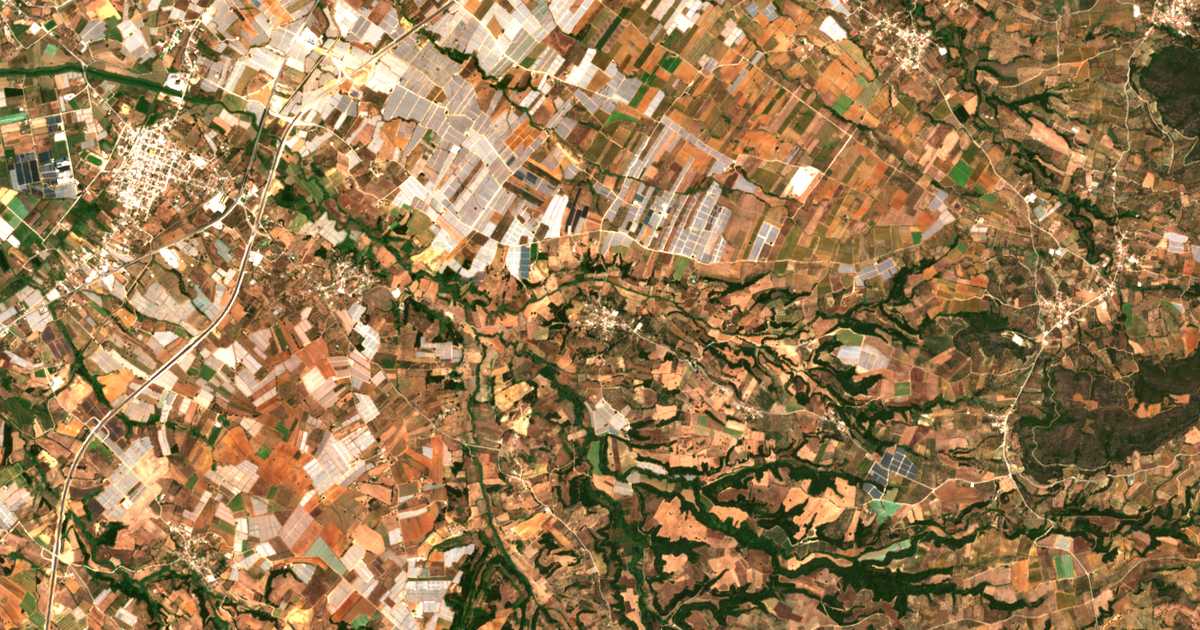 Satelitska karta: Neápolis