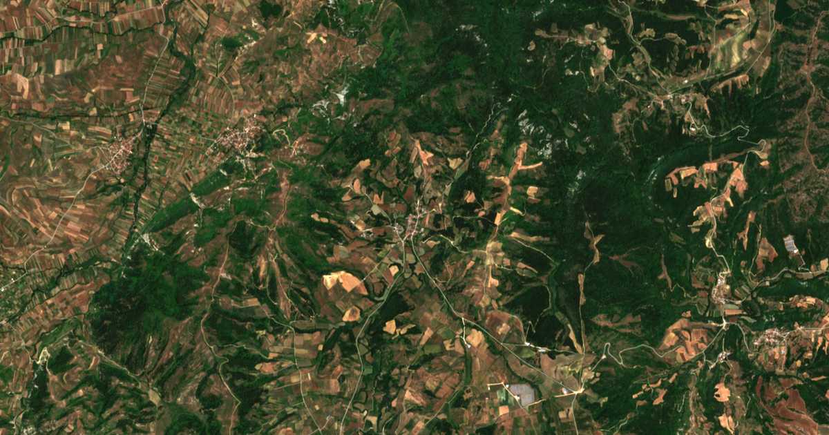 Satelitska karta: Komninádes
